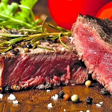 Tagliata di Angus con Rucola, scaglie di grana e Pomodorino in griglia rovente